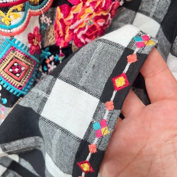 Savanna Jane M Women's Black & White Plaid Embroidered Floral Boho Top - Picture 3 of 7